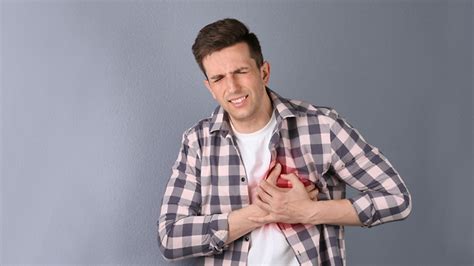 בכתבה זו נסקור את הגורמים המרכזיים להתקף לב בגיל צעיר, את הדרכים למנוע אותו וכן את דרכי הטיפול וחשיבות הימצאותו של מכשיר דפיבריליטור בשעת התקף. מה הסיבה שיותר גברים צעירים לוקים בהתקפי לב?