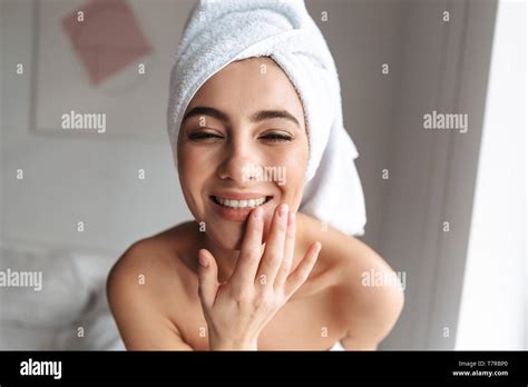 Photo Closeup Of Smiling Woman Wrapped In White Towel Standing In Room