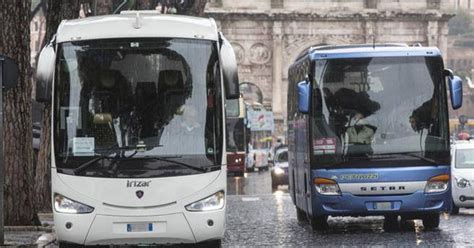Los Autobuses Turísticos Bloquean El Centro De Roma Protesta Contra La