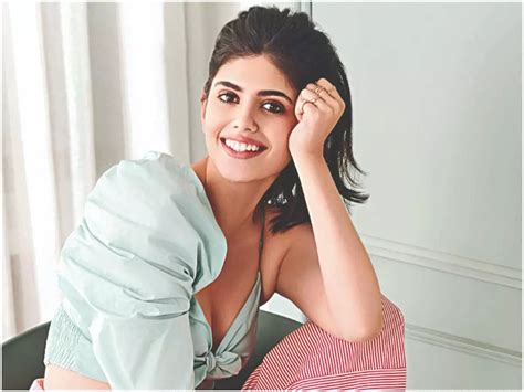 Dil Bechara Actress Sanjana Sanghi Grabs Attention By Her Bo Ld Desi