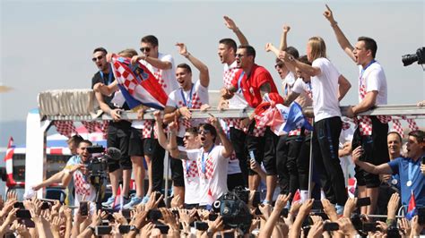 Dänemarks fußballer haben das skandinavische prestigeduell. Fans bereiten Vizeweltmeister Kroatien pompösen Empfang