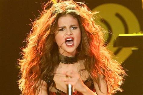 Video Selena Gomez Swears And Storms Off Stage At Jingle Ball Mirror Online