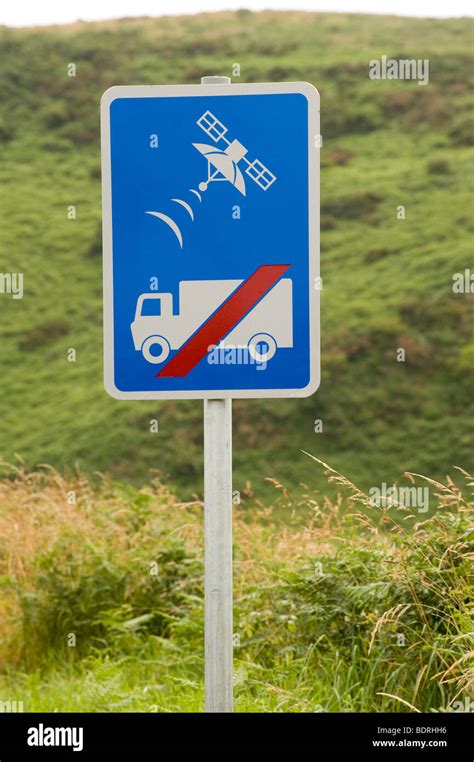 Road Sign Warning Lorry Drivers Not To Use A Sat Nav On This Route To