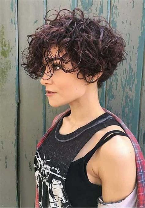 Cute Short Curly Hairstyles Ideas For Women 31 In 2020 Κουρέματα Καρέ