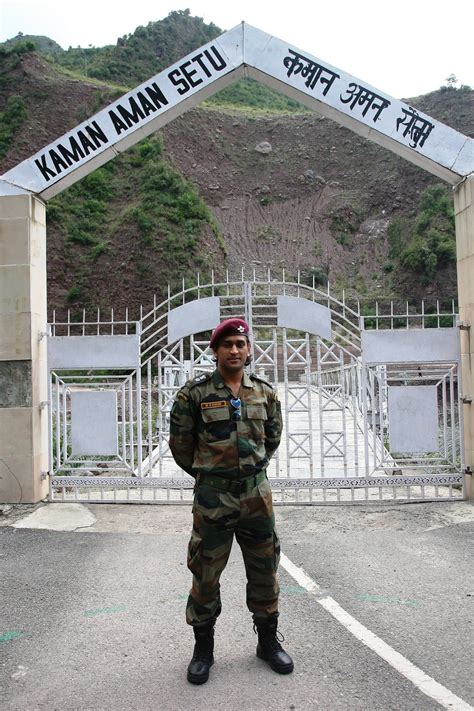 Dhoni Visits Border Areas In Kashmir Hill Post