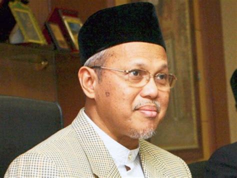 Anak yang lahir di luar pernikahan secara hukum hanya punya hubungan dengan ibunya dan keluarga ibunya saja. Isu zina lebih berat dari nama anak luar nikah: Mufti ...