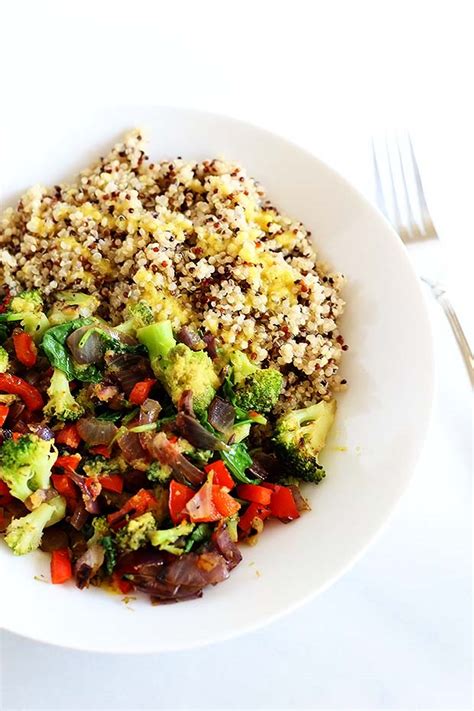 Mix the cooked quinoa with the maple syrup and cinnamon, stir to combine. Superfood Quinoa Bowl - TwoRaspberries