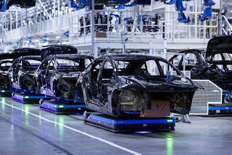 Bild Zu Daimler Setzt Auf Elektromobilit T Und Baut Batteriefabriken
