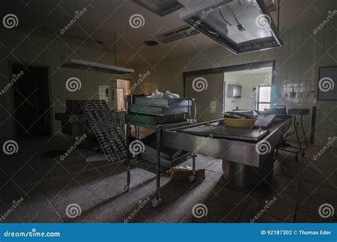 Morgue No Hospital Abandonado Velho Foto De Stock Imagem De Expirar