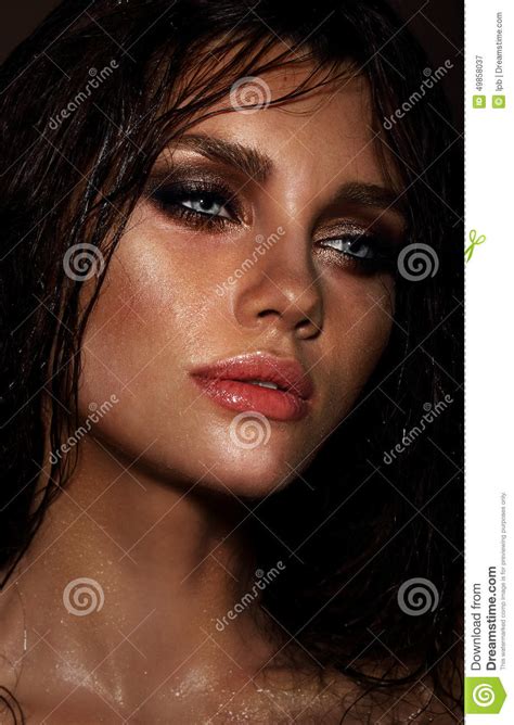 Junger Sinnlicher Brunette Mit Den Nassen Haaren Stockbild Bild Von Glamour Lech 49858037