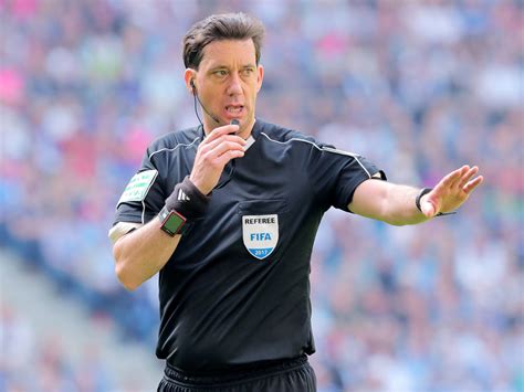 In 2005 gräfe was one of three referees that incriminated german referee robert hoyzer about match fixing manipulation when talking against the german football. Manuel Gräfe droht neuer Ärger mit dem DFB - IG Schiedsrichter