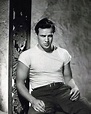 9 Rare Photos Of Marlon Brando When He Was Young - Follow News