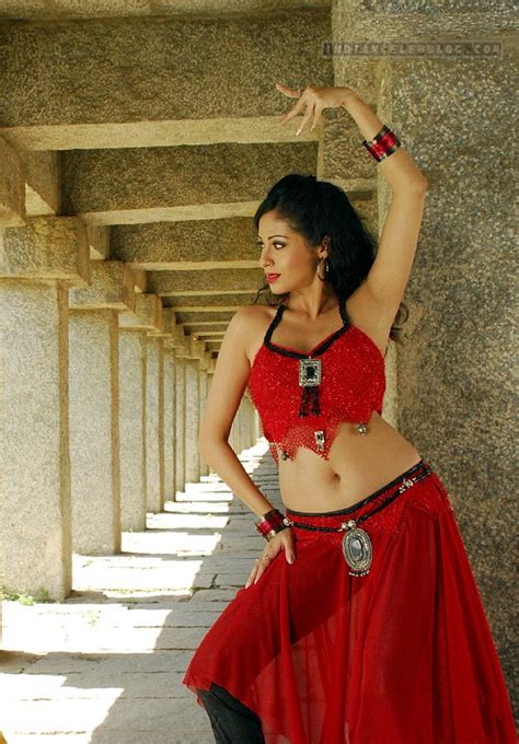 Sada Tamil Telugu Movie Actress Hot Sleeveless Blouse Photo Gallery
