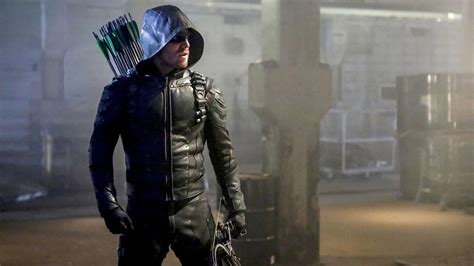 stephen amell to return as green arrow in the flash final season thewrap