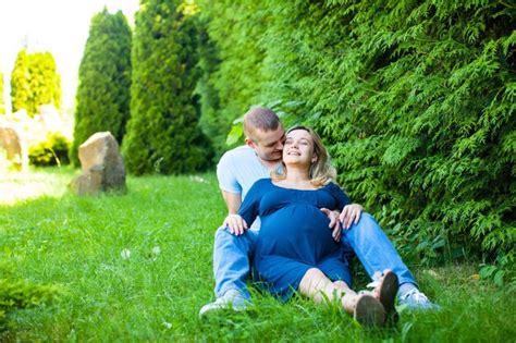 Premium Photo Smiling Husband With Pregnant Wife Is Resting On The Nature