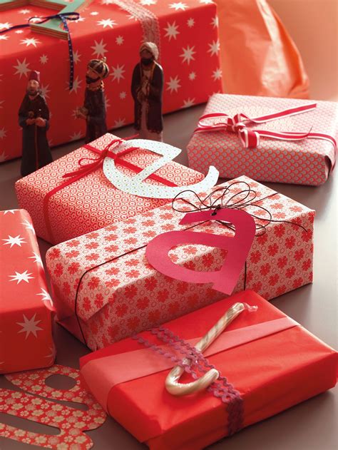 Detalle De Regalos De Navidad Con Papeles En Rojo Y Letras Hechas Con