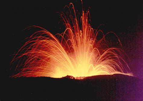Live eruzione etna nella notte: Video- L'eruzione dell'Etna mette in ginocchio paesi a est ...
