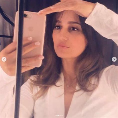 ومع تطور العصر، وبعد غياب استمر لـ10 أعوام، من 2007 إلى 2017، ظهر حساب لحلا شيحة عبر موقع facebook، وبدأت مرحلة التخبط! بعد النقاب.. حلا شيحة تكشف ساقيها بالجينز الممزّق | دنيا الوطن