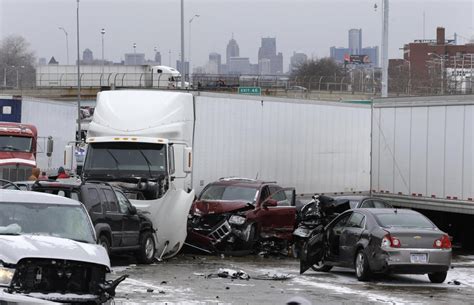 Three Dead In Multi Vehicle Crash In Detroit