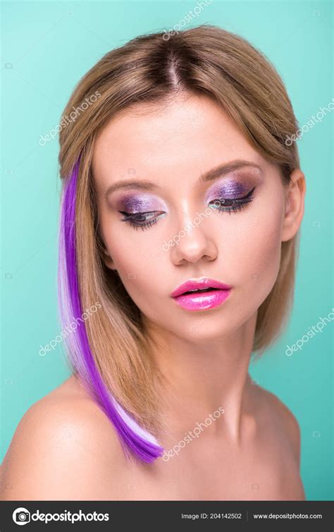 Retrato Cerca Mujer Joven Atractiva Con Maquillaje Elegante Hebra Pelo fotografía de stock