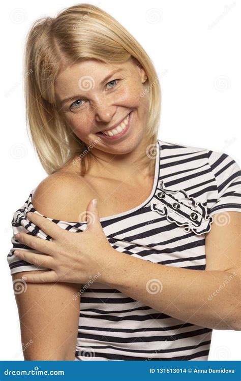 微笑的美女性光秃的肩膀 库存照片 图片 包括有 情感 方式 迷住 典雅 纵向 成人 查找
