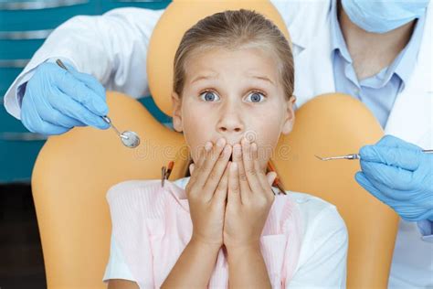 Trabajar Con Niños Examen Dental Y Ortodoncia Imagen De Archivo