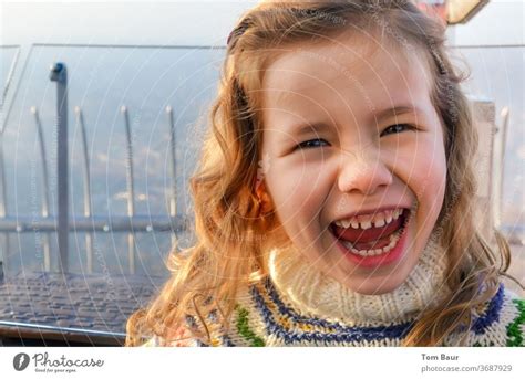 portrait eines lachenden blonden mädchens ein lizenzfreies stock foto von photocase