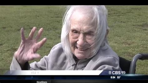 watch this 102 year old woman from virginia might have a better swing than you