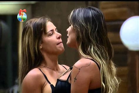 andressa urach e denise rocha recriam momento histórico de a fazenda