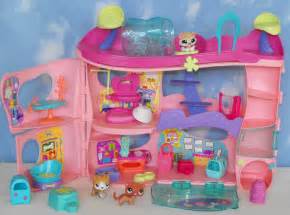 Also the player needs to take care of every visitor. 10*SOLD~Littlest Pet Shop Pet Cozy Care Adoption Center