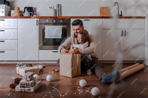 Padre E Hija Decoran Los Regalos De Navidad En Casa La Familia Abre