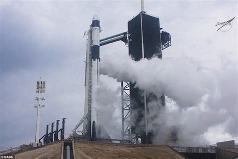 Gara Gara Cuaca Peluncuran Astronot Spacex Ke Luar Angkasa Dibatalkan