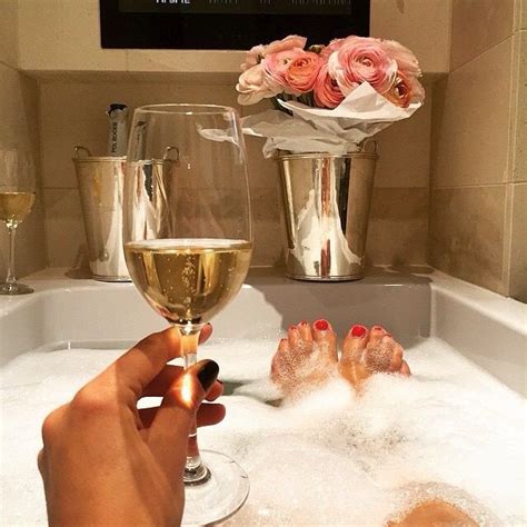 Wine Bubbles And Flowers Equals A Good Time This Bath Looks So Relaxing Banho De Espuma