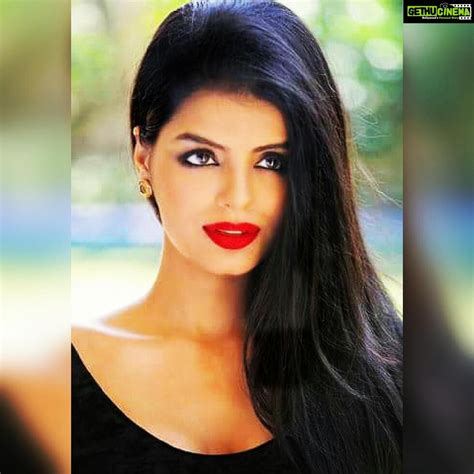 Sonali Raut Instagram Give Her Red And She Ll Rule The World