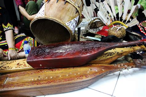 Dahulu rebana digunakan oleh wali songo sebagai media penyebaran agama islam di pulau. Sape, Alat Musik Pengiring Tari-tarian Masyarakat Dayak ...