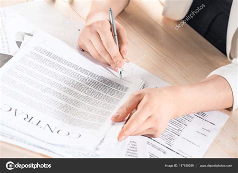 Businesswoman Signing Contract — Stock Photo © Sergpoznanskiy 147830289