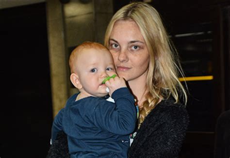 Carol trentini é o novo rosto da campanha de verão 2015 da santa lolla. Top Carol Trentini desembarcou com o marido e o filho no ...