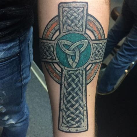 Celtic cross tattoos carried on him arm with fine white detailed knot work. 70 Traditional Celtic Cross Tattoo Designs - Visual ...