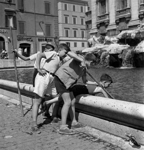 Bambini Pescano E Si Dividono Le Monetine Gettate Nella Fontana Di Trevi Foto Anni 50 Foto