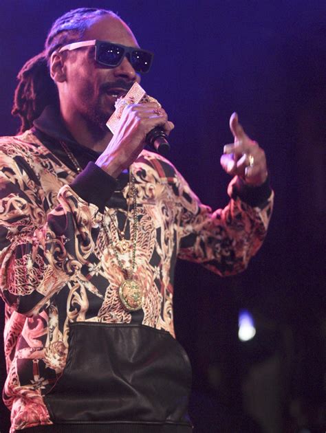 Snoop Dogg Packs The Vogue