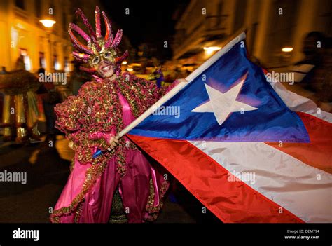 Las Murgas Vejigante Reveler Un Llamado Bailes En La Calle Con Una Bandera Puertorrique A