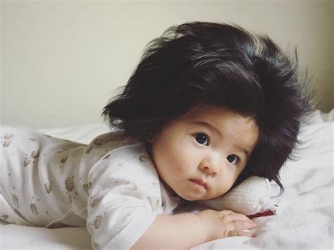 A vida da criança Bebê com cabelo incrivelmente volumoso faz sucesso