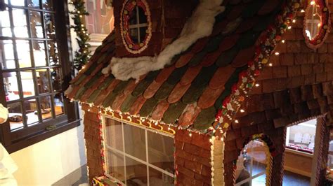 Photos Giant Gingerbread House