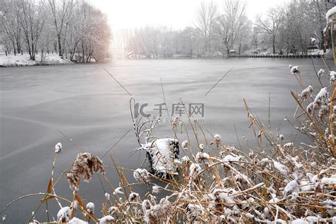 雪中的冰冻的湖面高清摄影大图 千库网