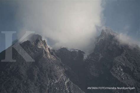 gunung merapi kembali meletus jumat pagi tinggi kolom mencapai 3 000 meter