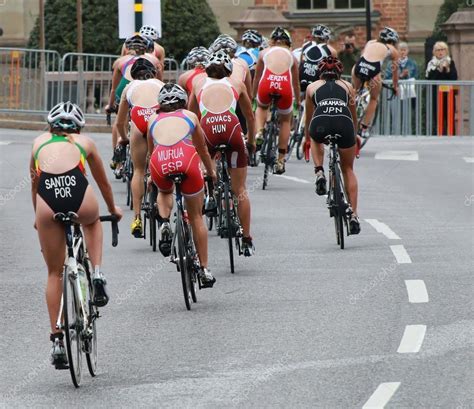 Groupe Du Cyclisme Féminin Dans La Course De Triathlon