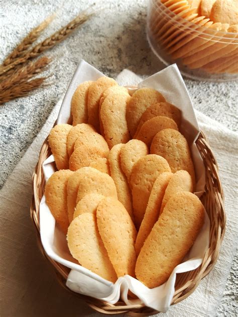 Siapa yang bisa menolak kerenyahan saat tersaji setoples kue lidah kucing di rumah. Resep Lidah Kucing Green Tea untuk Camilan Lebaran