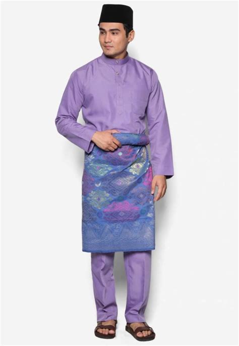 Ia mengenakan kain yang disusun di sebelah kiri. 15 Daftar Terlengkap Pakaian Adat Riau dan Aksesoris Adat ...