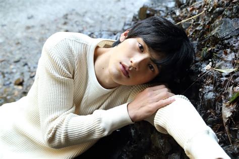 The site owner hides the web page description. 岡田健史、ファースト写真集『鼓動』が発売前に重版決定 | E ...
