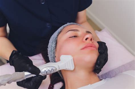 Premium Photo Lymphatic Drainage Massage Lpg Apparatus Process Therapist Beautician Makes A